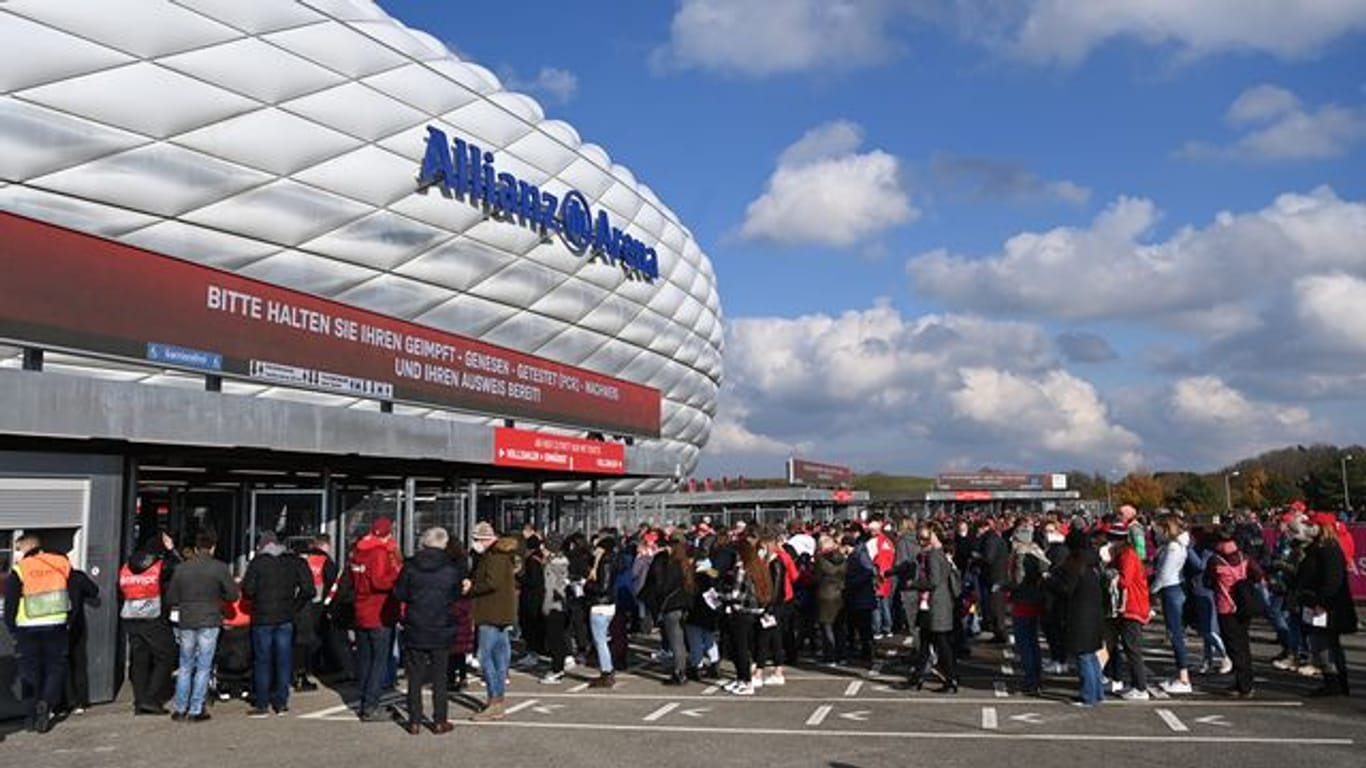 Fans warten vor dem Bayern-Spiel gegen Freiburg auf Einlass.