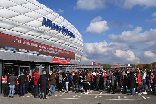 Fans warten vor dem Bayern-Spiel gegen Freiburg auf Einlass.