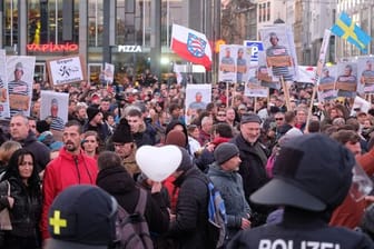 Teilnehmer einer Kundgebung von Kritikern der Coronamaßnahmen auf dem Augustusplatz in Leipzig.