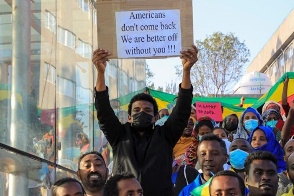 Ein Protestteilnehmer mit einem Transparent, auf dem zu lesen ist "Amerikaner, kommt nicht zurück.