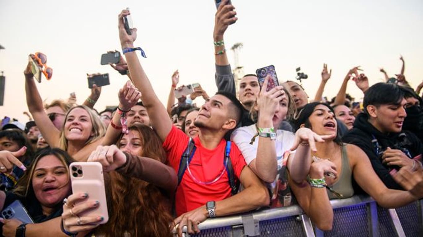 Festivalbesucher stehen dicht gedrängt hinter einer Absperrung beim Astroworld Festival in Houston.