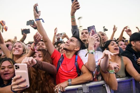 Festivalbesucher stehen dicht gedrängt hinter einer Absperrung beim Astroworld Festival in Houston.