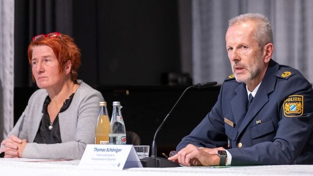 Thomas Schöniger (r), Polizeivizepräsident des Polizeipräsidiums Oberpfalz und Kriminaldirektorin Sabine Nagel erläutern die Hintergründe der Messerattacke. Thomas Schöniger (r), Polizeivizepräsident des Polizeipräsidiums Oberpfalz und Kriminaldirektorin Sabine Nagel erläutern die Hintergründe der Messerattacke.