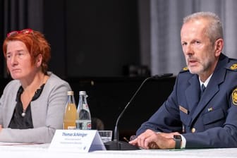 Thomas Schöniger (r), Polizeivizepräsident des Polizeipräsidiums Oberpfalz und Kriminaldirektorin Sabine Nagel erläutern die Hintergründe der Messerattacke.