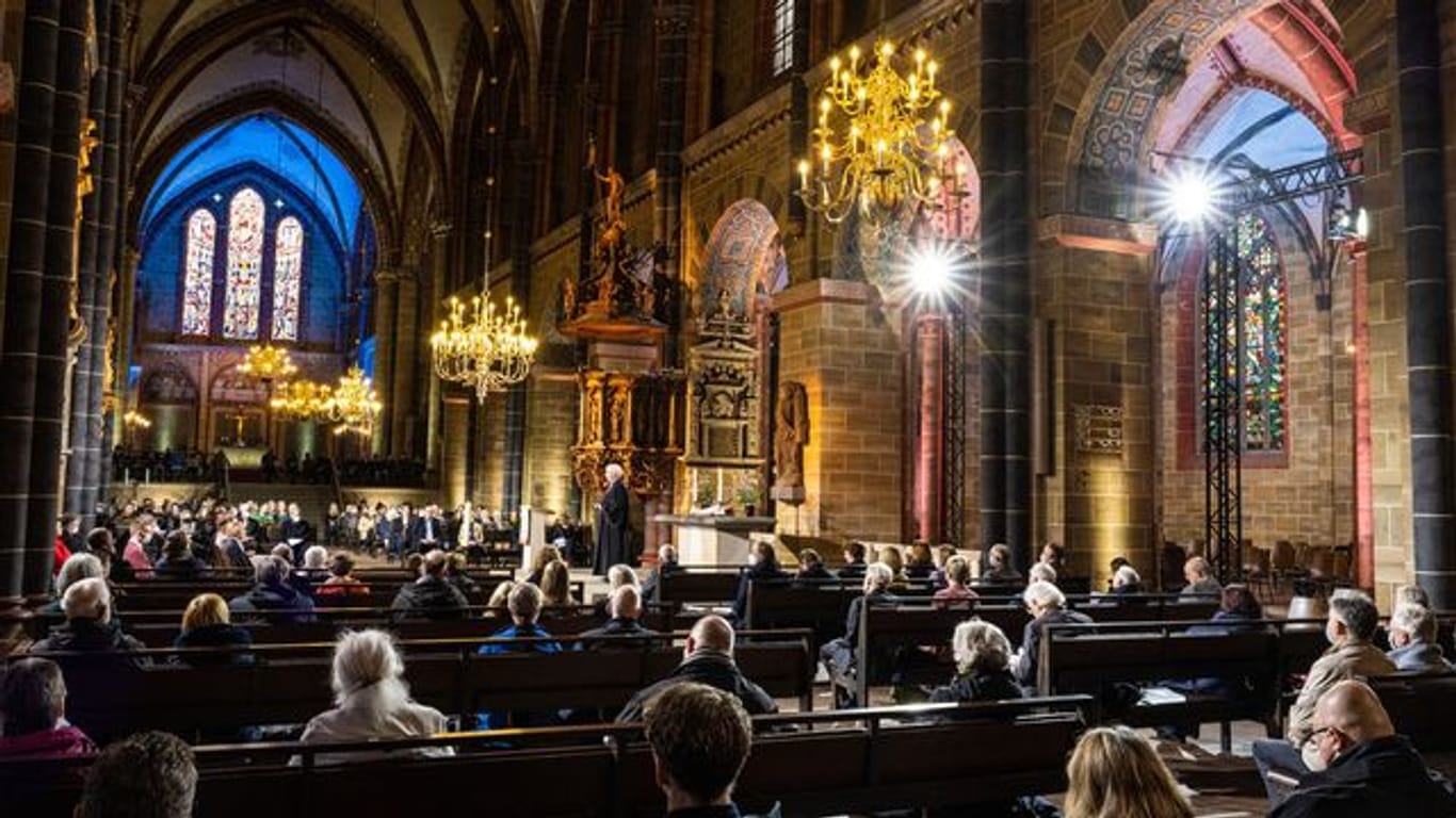 Das Kirchenparlament startet die Synodee mit einem Gottesdienst im Bremer Dom.
