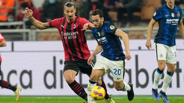 AC-Stürmer Zlatan Ibrahimovic (l) im Zweikampf mit Hakan Calhanoglu.