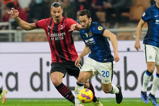 AC-Stürmer Zlatan Ibrahimovic (l) im Zweikampf mit Hakan Calhanoglu.