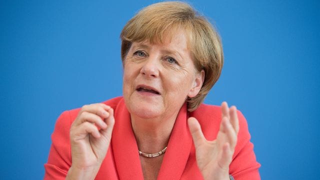 Bundeskanzlerin Angela Merkel (CDU) äußert sich 2015 auf einer Pressekonferenz zu Themen der Innen- und Außenpolitik. Bundeskanzlerin Angela Merkel (CDU) äußert sich 2015 auf einer Pressekonferenz zu Themen der Innen- und Außenpolitik.