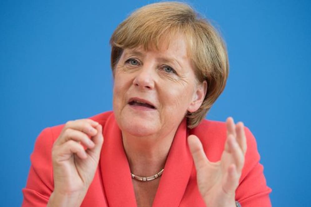 Bundeskanzlerin Angela Merkel (CDU) äußert sich 2015 auf einer Pressekonferenz zu Themen der Innen- und Außenpolitik.