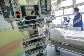 Aktuell müssen knapp 2500 Corona-Patienten auf den Intensivstationen versorgt werden.