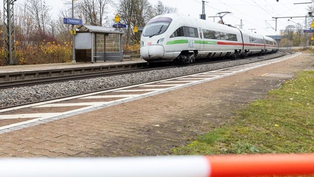 Bei der Messerattacke im ICE Passau-Hamburg waren drei Menschen schwer verletzt worden. Bei der Messerattacke im ICE Passau-Hamburg waren drei Menschen schwer verletzt worden.
