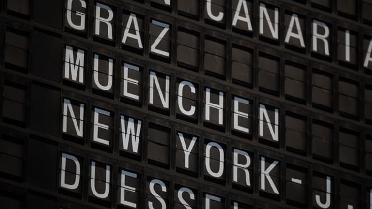 "New York" wird auf dem Flughafen Frankfurt auf einer Anzeigetafel angezeigt.