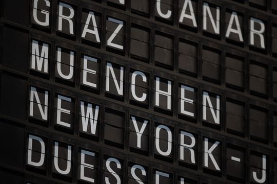 "New York" wird auf dem Flughafen Frankfurt auf einer Anzeigetafel angezeigt.