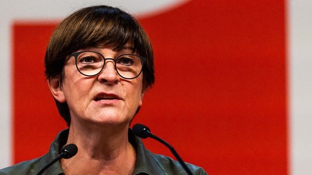 Saskia Esken, Bundesvorsitzende der SPD, kann sich nach eigener Aussage eine Parteispitze mit dem SPD-Generalsekretär Klingbeil sehr gut vorstellen. Saskia Esken, Bundesvorsitzende der SPD, kann sich nach eigener Aussage eine Parteispitze mit dem SPD-Generalsekretär Klingbeil sehr gut vorstellen.