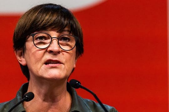Saskia Esken, Bundesvorsitzende der SPD, kann sich nach eigener Aussage eine Parteispitze mit dem SPD-Generalsekretär Klingbeil sehr gut vorstellen.