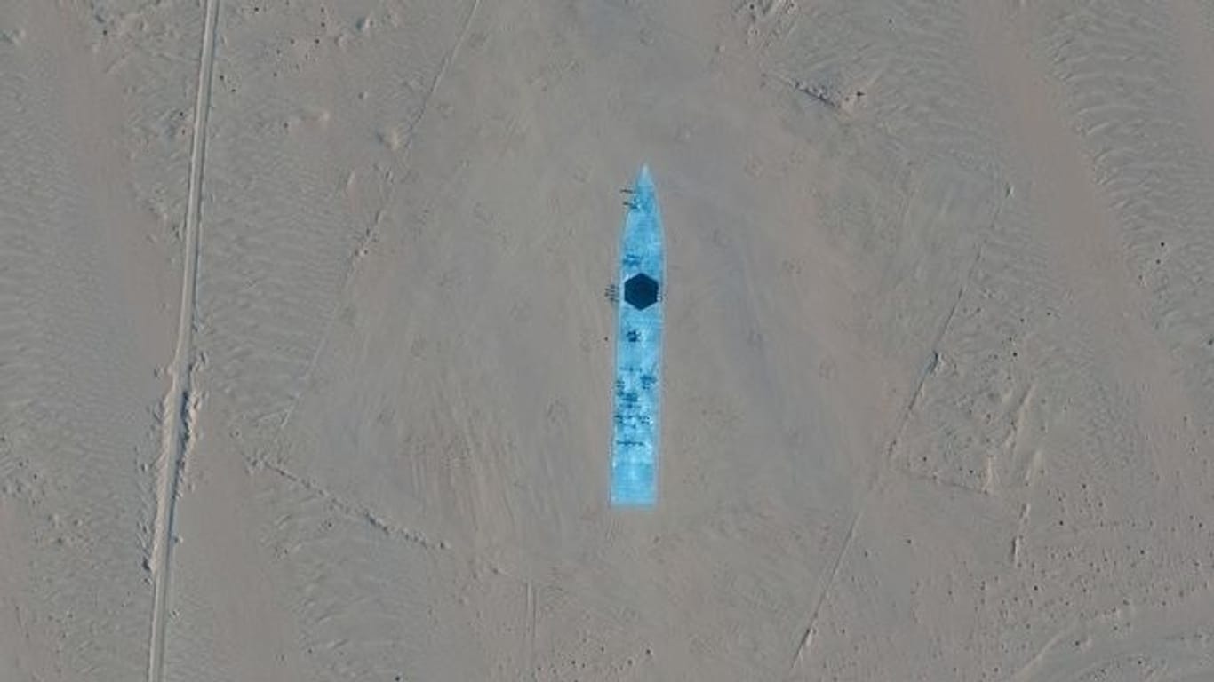 Das Satellitenbild zeigt die Nachbildung eines Flugzeugträgers in der Taklamakan-Wüste.