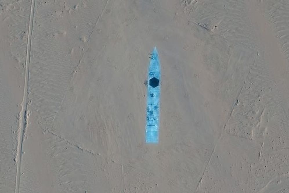 Das Satellitenbild zeigt die Nachbildung eines Flugzeugträgers in der Taklamakan-Wüste.
