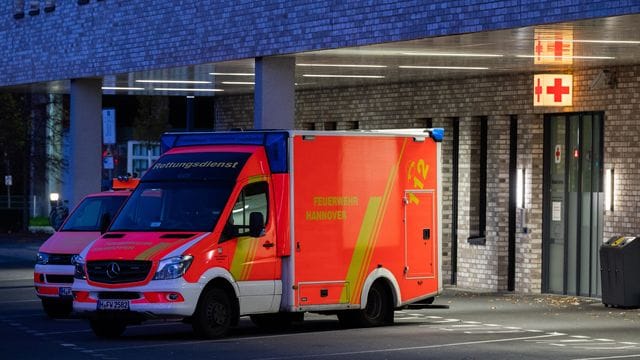 Ein Rettungswagen vor der Notaufnahme: Die 7-Tage-Inzidenz der Neuinfektionen mit dem Corona-Virus hat mit über 200 den höchsten Wert seit Beginn der Corona-Pandemie erreicht. Ein Rettungswagen vor der Notaufnahme: Die 7-Tage-Inzidenz der Neuinfektionen mit dem Corona-Virus hat mit über 200 den höchsten Wert seit Beginn der Corona-Pandemie erreicht.