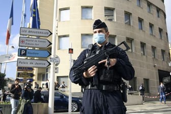 Ein bewaffneter Polizist in Cannes.