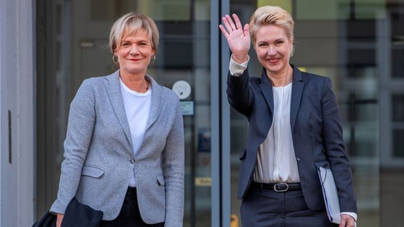 Ministerpräsidentin Manuela Schwesig (SPD, r) neben Simone Oldenburg, Fraktionschefin der Linken im Landtag.