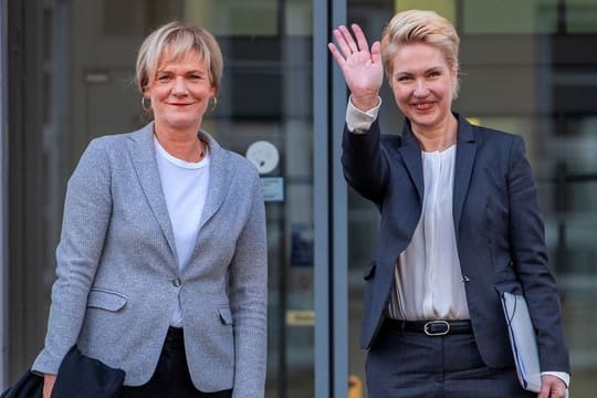 Ministerpräsidentin Manuela Schwesig (SPD, r) neben Simone Oldenburg, Fraktionschefin der Linken im Landtag.