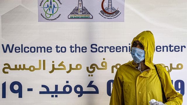 Ein medizinischer Mitarbeiter im Schutzanzug vor einem Krankenhaus in Ägypten.