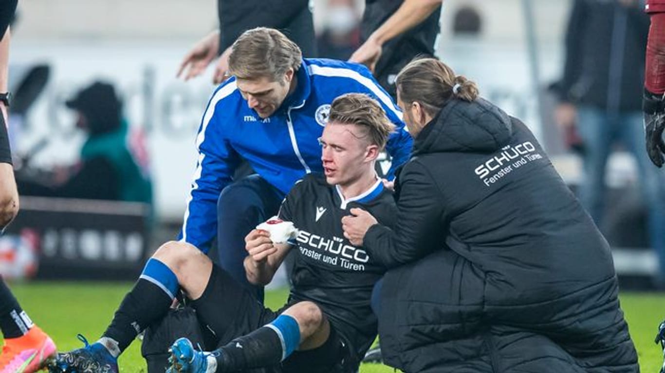 Bielefelds Patrick Wimmer liegt verletzt auf dem Rasen.