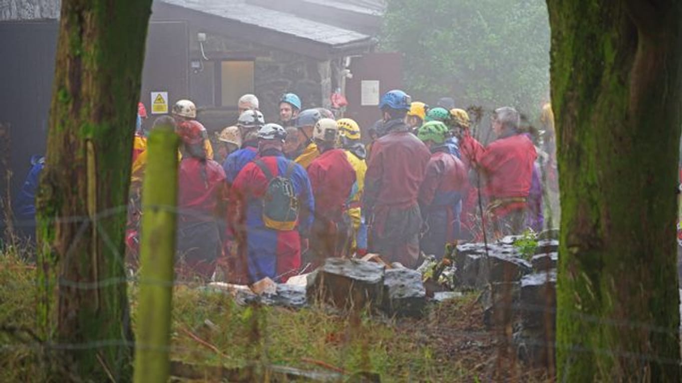 Einsatzkräfte bei einer Rettungsaktion, um einen Mann zu retten, der nach einem Sturz in einer Höhle gefangen ist.