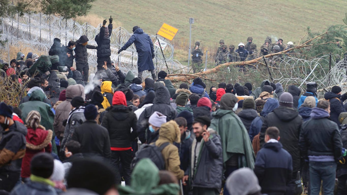 Migranten an der Grenze zwischen Polen und Belarus: Ein solches Szenario ist im Ukraine-Konflikt unwahrscheinlich.