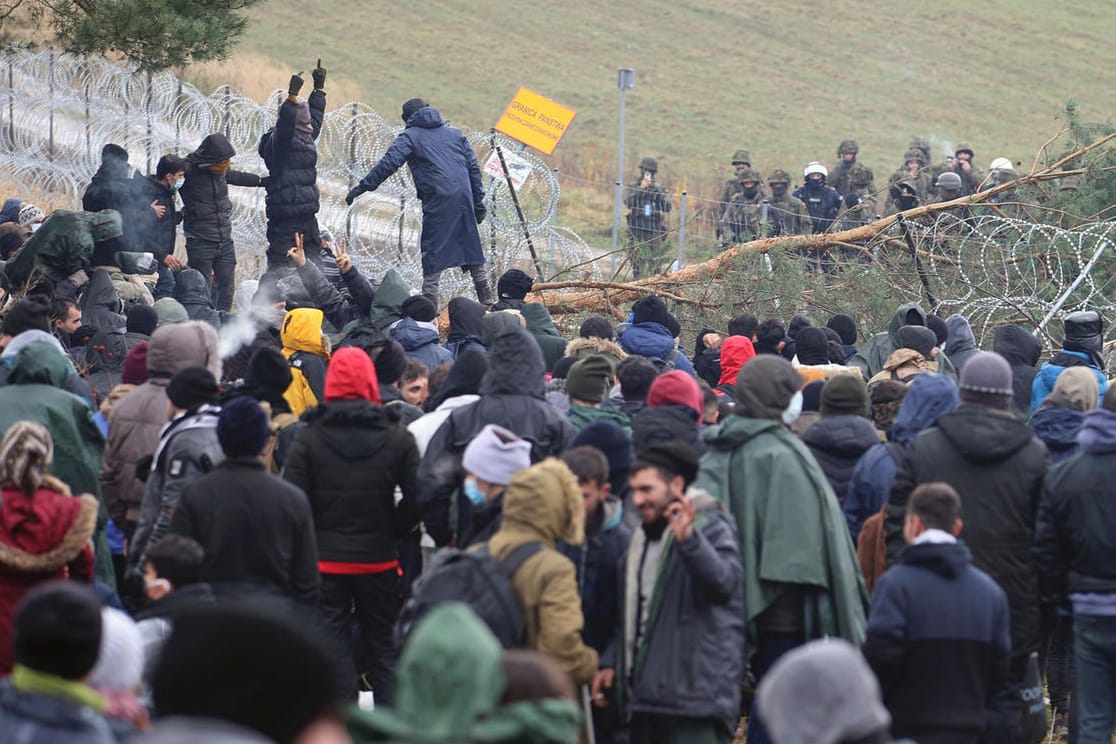 Migranten an der Grenze zwischen Polen und Belarus: Ein solches Szenario ist im Ukraine-Konflikt unwahrscheinlich.