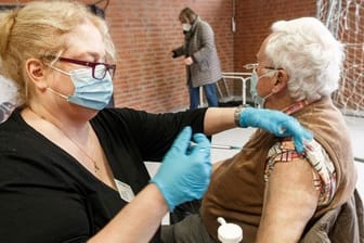 Booster-Impfung in einem Lübecker Jugendzentrum.