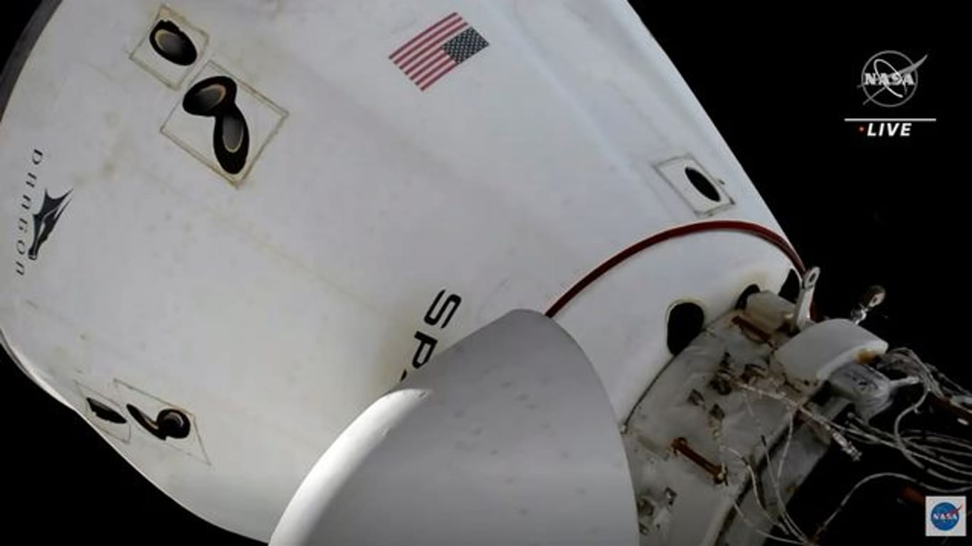 Ohne funktionierende Toilette an Bord ihres "Crew Dragon" sind die vier Astronauten von der Internationalen Raumstation ISS abgedockt.