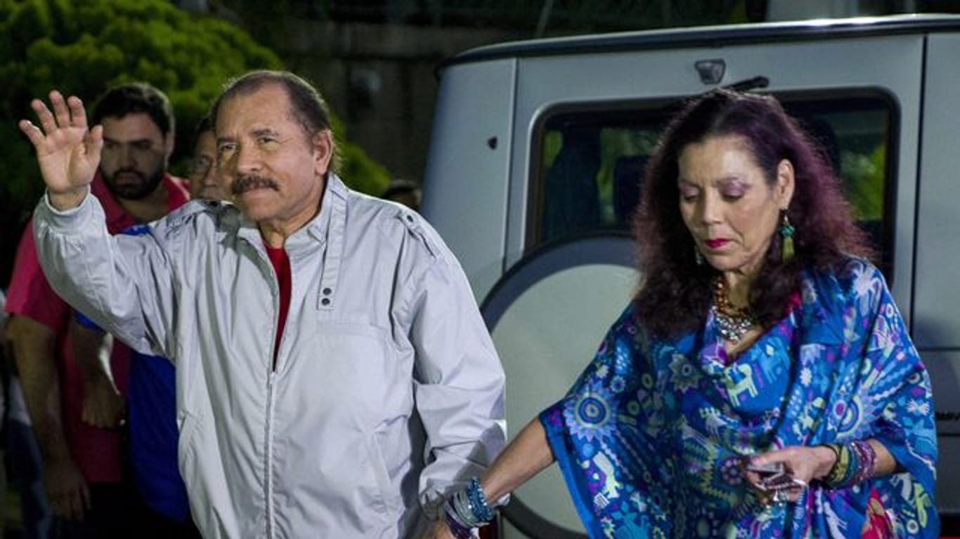 Daniel Ortega, Präsident von Nicaragua, und seine Frau Rosario Murillo kommen zu einer Pressekonferenz.