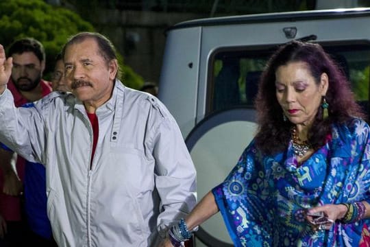 Daniel Ortega, Präsident von Nicaragua, und seine Frau Rosario Murillo kommen zu einer Pressekonferenz.