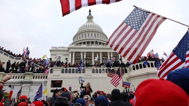 Unterstützer des damaligen US-Präsidenten Trump vor dem US-Kapitol am 6. Unterstützer des damaligen US-Präsidenten Trump vor dem US-Kapitol am 6.