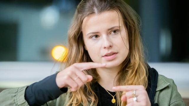 Luisa Neubauer, Klimaaktivistin, spricht nach einem Treffen des ehemaligen US-Präsidenten Obama mit Klimaaktivistinnen und -aktivisten. Luisa Neubauer, Klimaaktivistin, spricht nach einem Treffen des ehemaligen US-Präsidenten Obama mit Klimaaktivistinnen und -aktivisten.