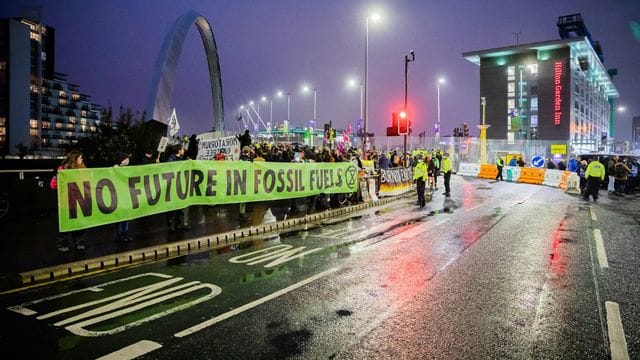 Menschen protestieren am Rande der UN-Klimakonferenz COP26 in Glasgow für besseren Klimaschutz. Menschen protestieren am Rande der UN-Klimakonferenz COP26 in Glasgow für besseren Klimaschutz.