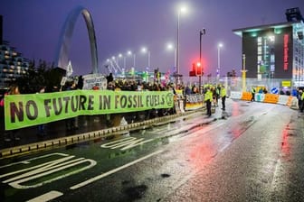 Menschen protestieren am Rande der UN-Klimakonferenz COP26 in Glasgow für besseren Klimaschutz.
