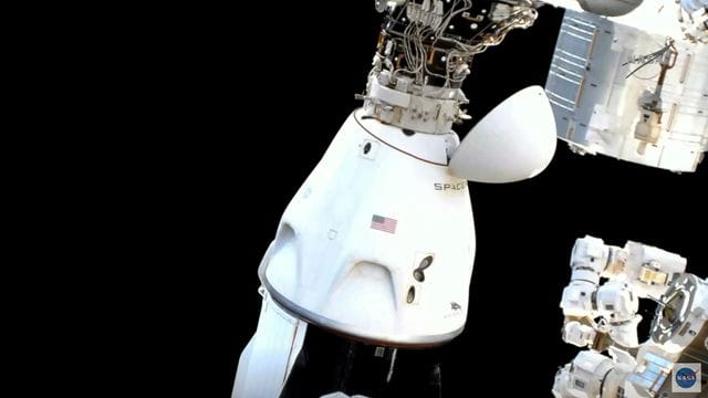 Die Astronauten in der SpaceX Dragon-Kapsel bereiten sich auf das Abdocken von der Internationalen Raumstation vor. Die Astronauten in der SpaceX Dragon-Kapsel bereiten sich auf das Abdocken von der Internationalen Raumstation vor.