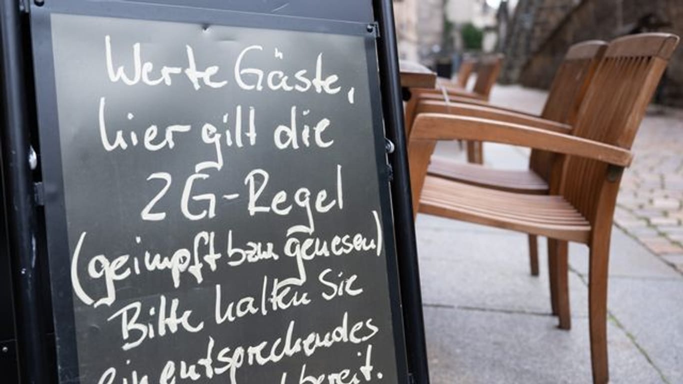 Auf einem Schild wird vor einem Restaurant in Dresden auf die 2G-Regel hingewiesen.