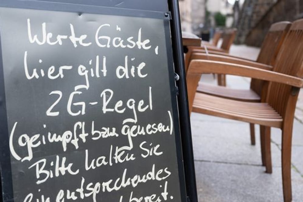 Auf einem Schild wird vor einem Restaurant in Dresden auf die 2G-Regel hingewiesen.