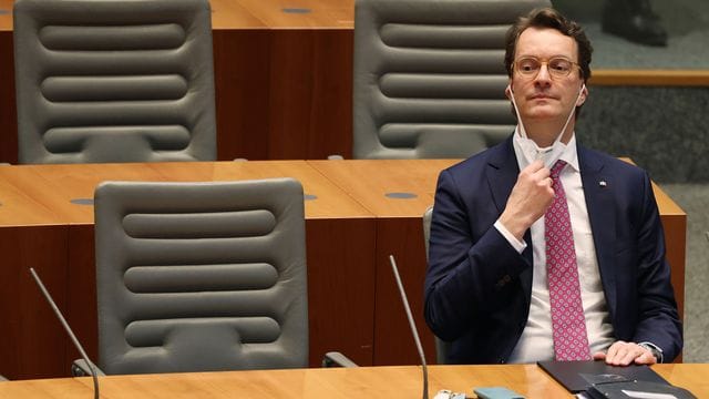 "Wir haben schon viel Zeit verloren, die Corona-Lage spitzt sich in Teilen Deutschlands Tag für Tag zu", so NRW-Ministerpräsident Henrik Wüst. "Wir haben schon viel Zeit verloren, die Corona-Lage spitzt sich in Teilen Deutschlands Tag für Tag zu", so NRW-Ministerpräsident Henrik Wüst.