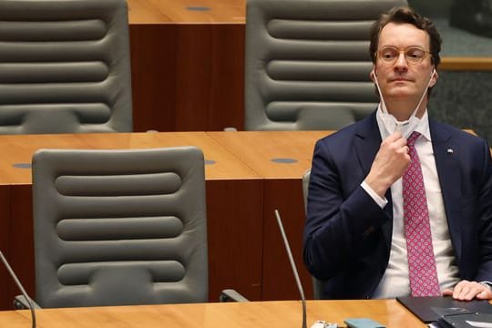 "Wir haben schon viel Zeit verloren, die Corona-Lage spitzt sich in Teilen Deutschlands Tag für Tag zu", so NRW-Ministerpräsident Henrik Wüst.
