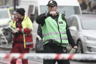 Polizisten in Oslo: In der norwegischen Hauptstadt soll ein Mann eine Person mit einem Messer angegriffen haben.