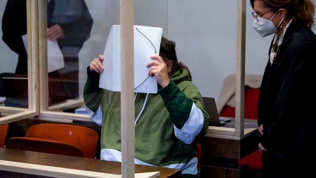 Die wegen versuchten Mordes beschuldigte Frau im Gerichtssaal in München. Die wegen versuchten Mordes beschuldigte Frau im Gerichtssaal in München.