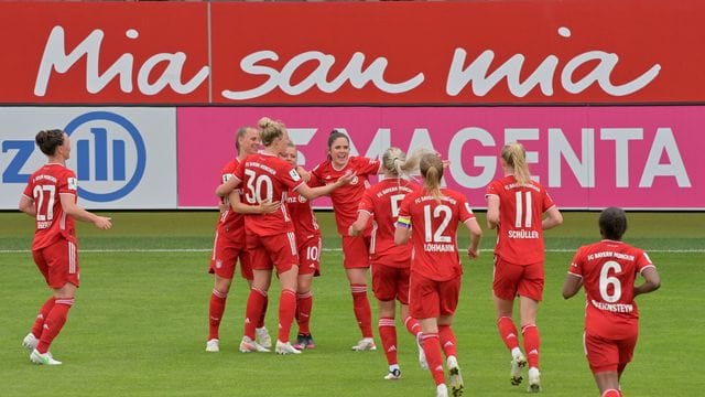 Die Fußballerinnen des FC Bayern beziehen in der Winterpause erneut ein Trainingslager in Katar.