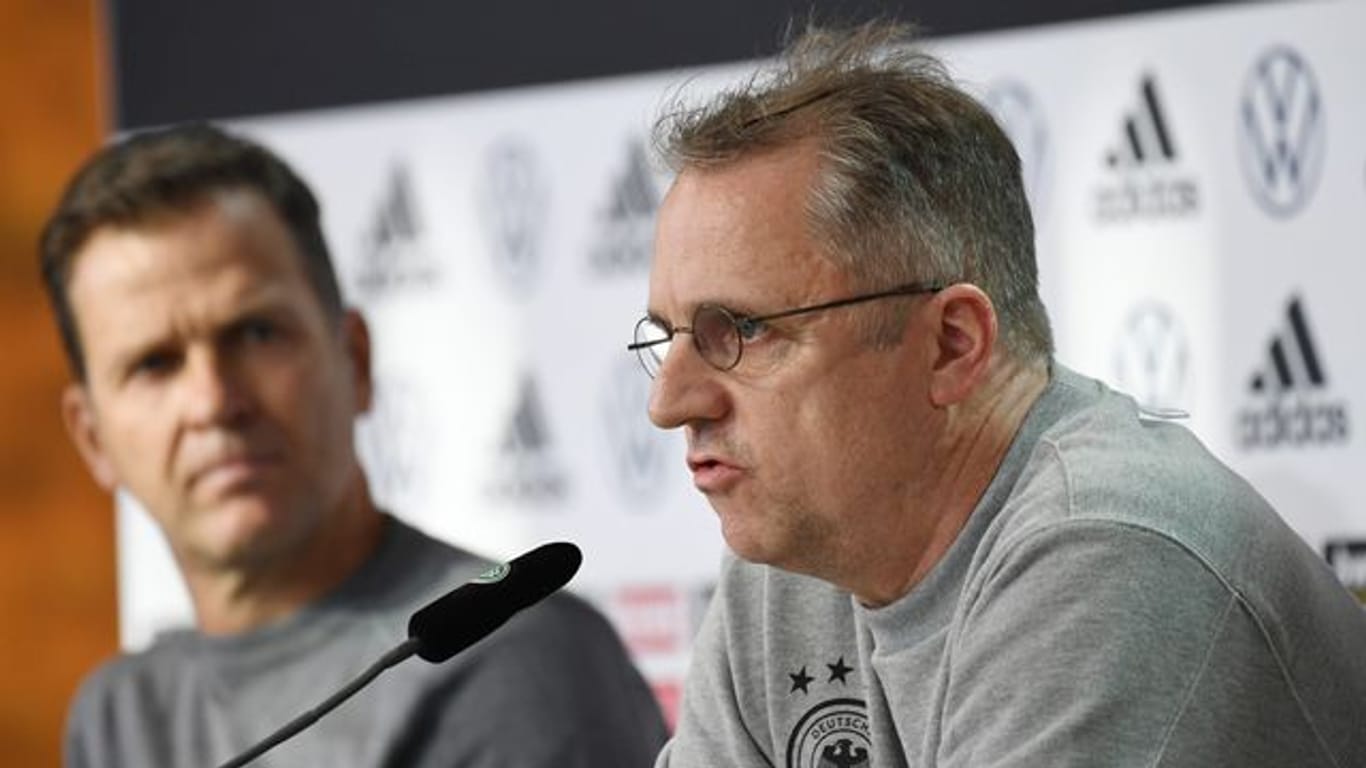 DFB-Direktor Oliver Bierhoff (l) und DFB-Arzt Tim Meyer bei der Pressekonferenz der Nationalmannschaft nach dem positiven Corona-Fall.