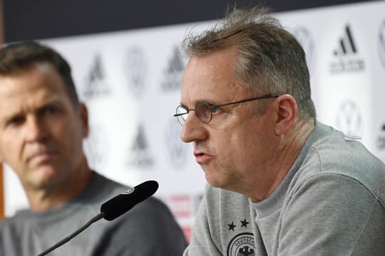 DFB-Direktor Oliver Bierhoff (l) und DFB-Arzt Tim Meyer bei der Pressekonferenz der Nationalmannschaft nach dem positiven Corona-Fall.