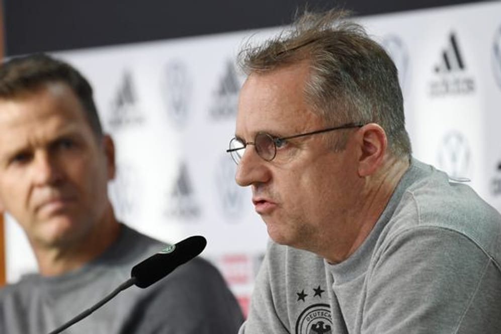 DFB-Direktor Oliver Bierhoff (l) und DFB-Arzt Tim Meyer bei der Pressekonferenz der Nationalmannschaft nach dem positiven Corona-Fall.