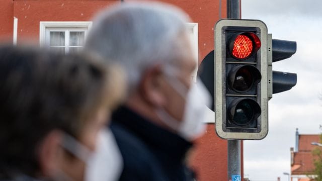 Corona-Schnelltests für alle sollen wieder kostenlos werden - eine der Maßnahmen, mit dem der Anstieg der Neuinfektionen gebremst werden soll.